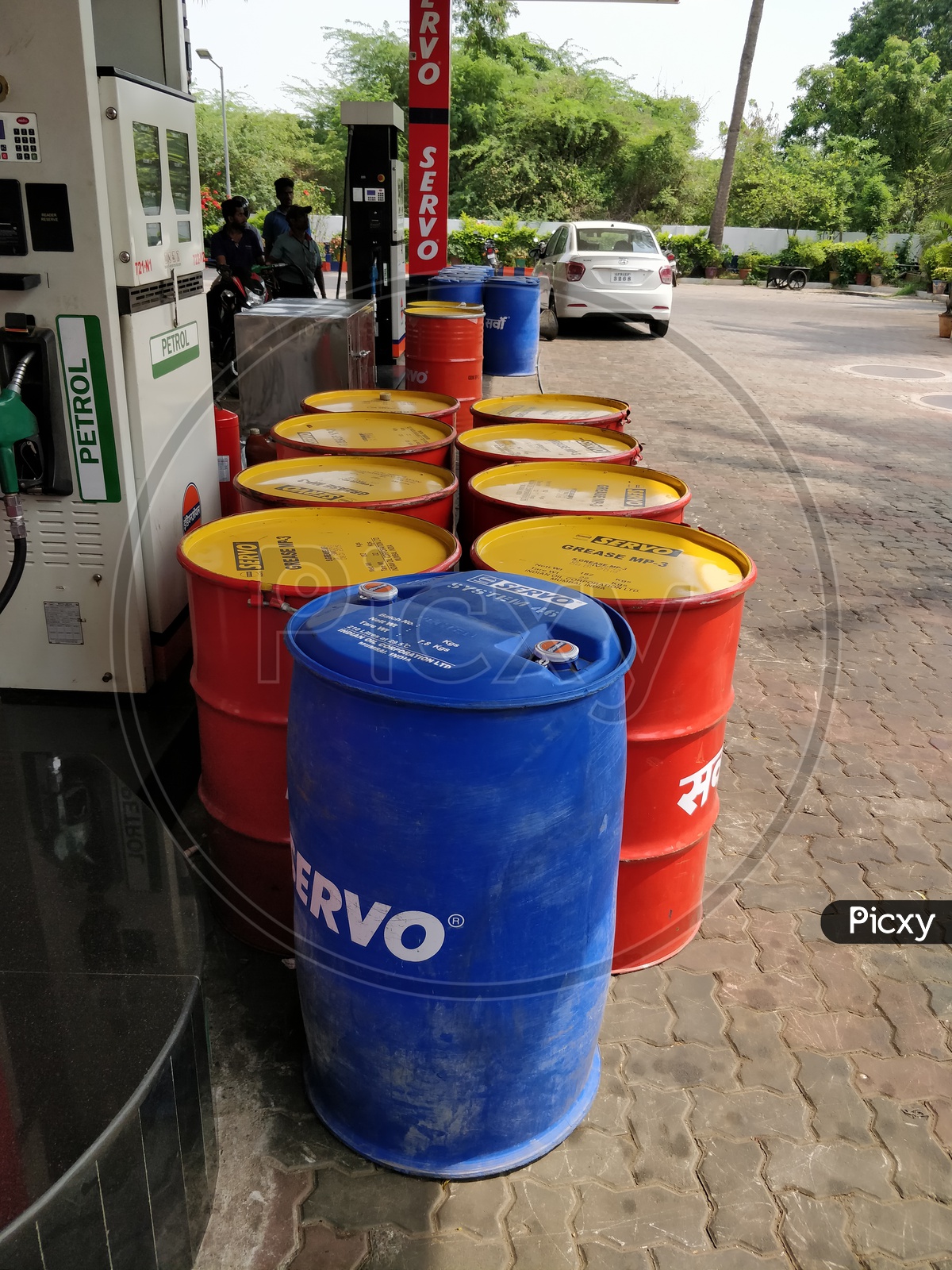 Image of Indian Oil and servo lubricantsRK649129Picxy