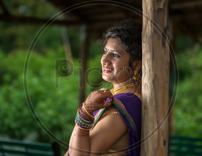 Portrait of beautiful Indian girl in heritage stepwell wearing traditional  Indian red saree, gold jewellery and bangles. Maa Durga agomoni shoot  concept. Traditional woman on stairs with poses Stock Photo | Adobe