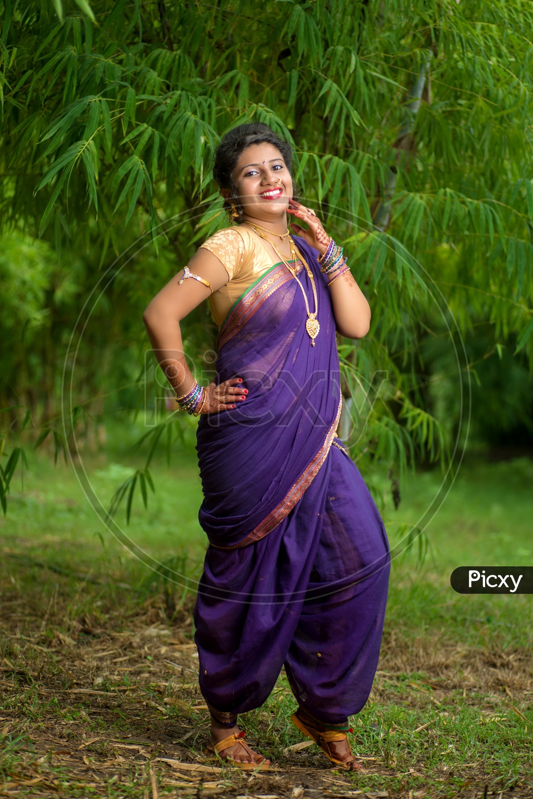 Add Elegance to Your Album with Traditional Saree Poses - News Bar