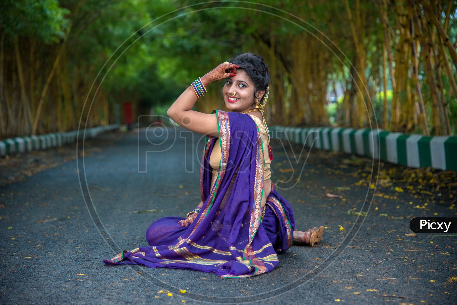 Girl, fashion, smile, beautiful, figure, model, pose, indian, makeup, sari,  traditional saree, Jewelery , section девушки, indian traditional girl with  saree HD wallpaper | Pxfuel