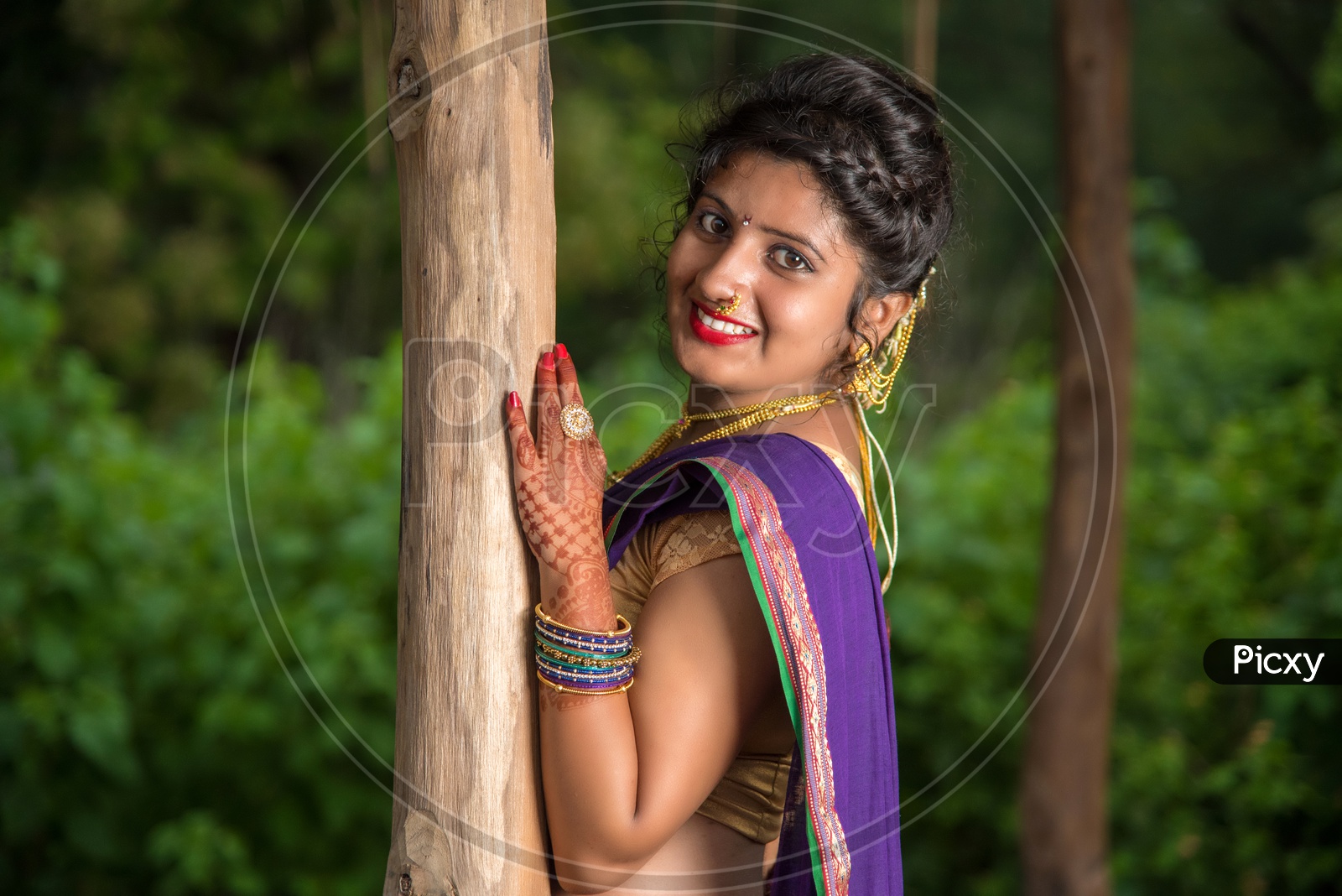 15 Top Saree Poses for Photos, Selfie & Social Media [2023]
