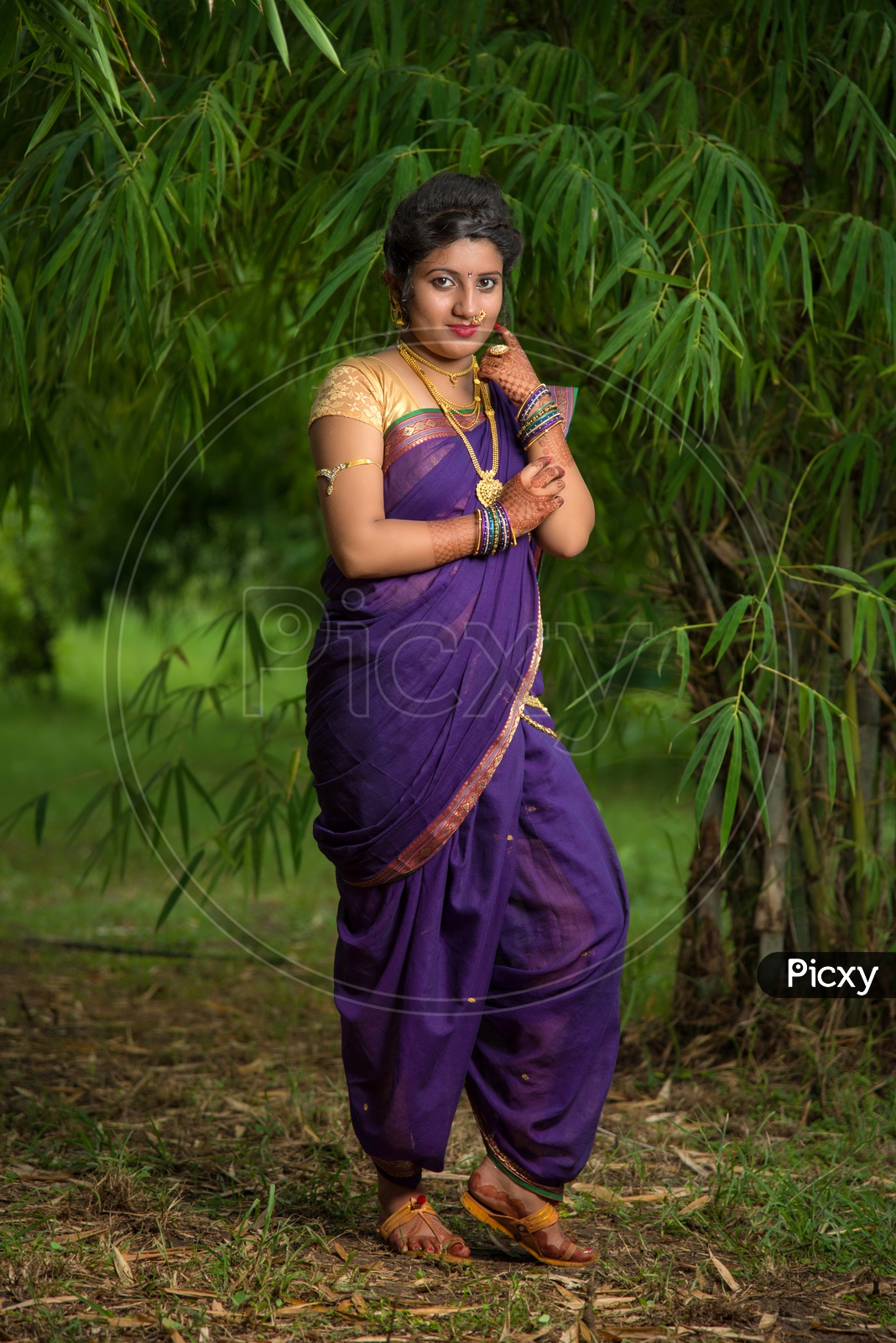 107 Saree Poses For Girls For Photoshoot (Images, Description)-sonxechinhhang.vn