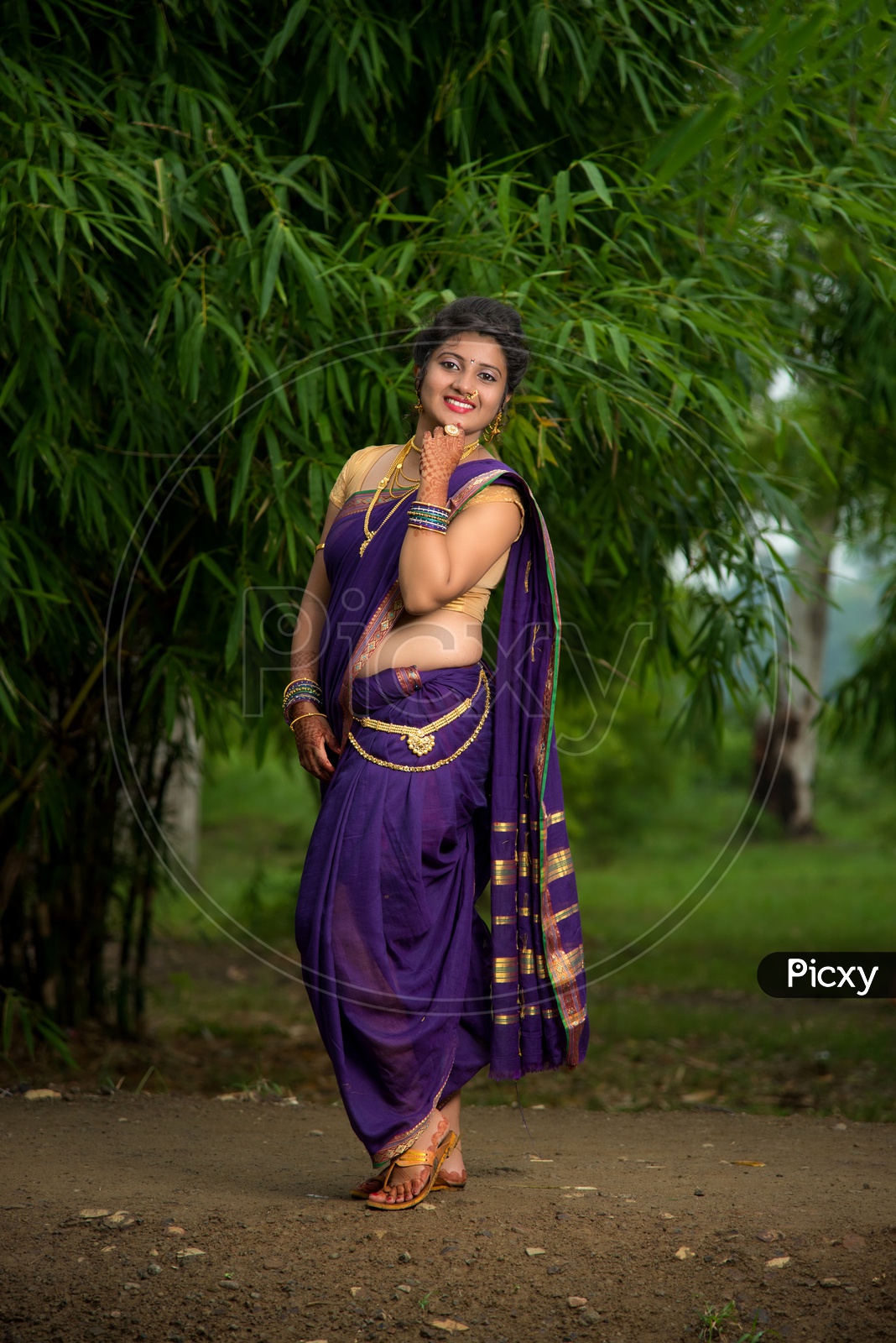 Confident Traditional Saree Poses For Photoshoot | Don't for… | Flickr-cacanhphuclong.com.vn