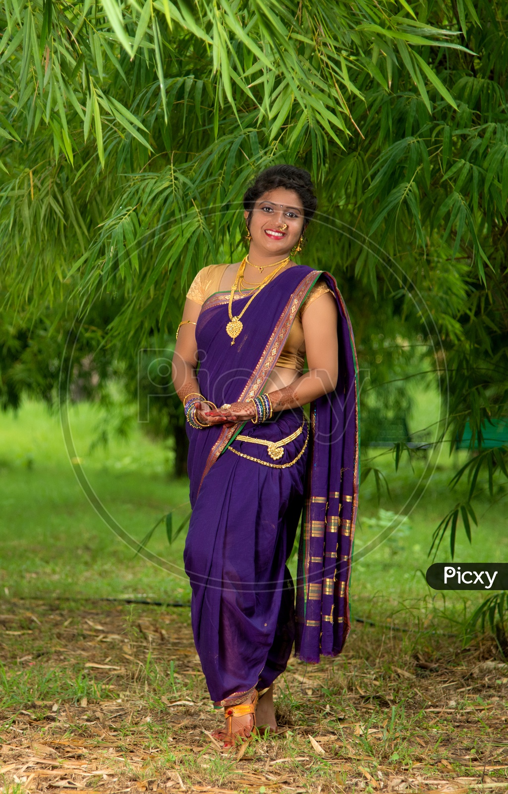 Kochu Pata | Saree photoshoot, Saree models, Saree poses