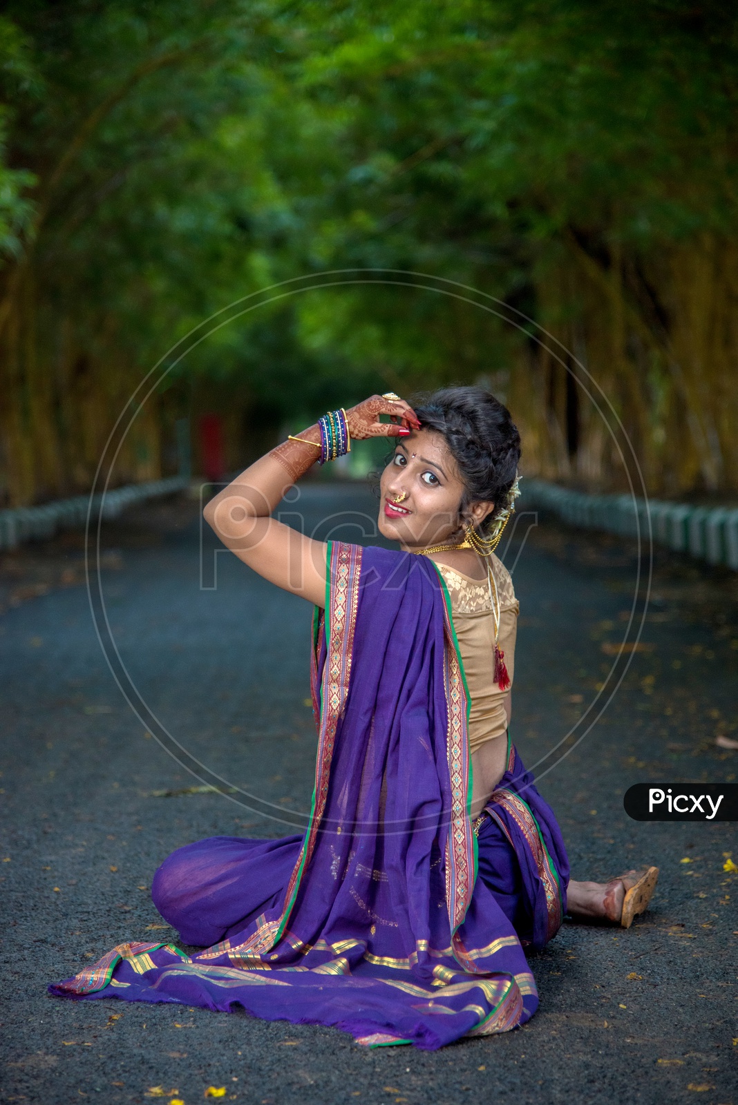 Kochu pata | Saree photoshoot, Saree poses, Saree models