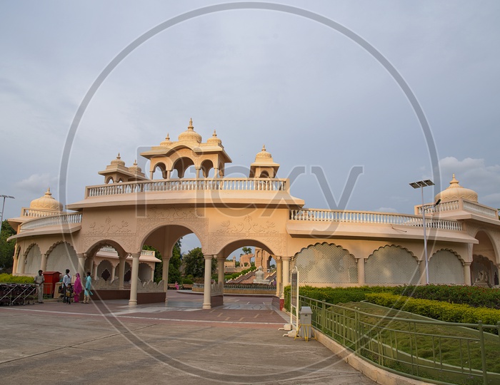 Image of Shri Saint Gajanan Maharaj Sansthan Temple in Shegaon-PU085755 ...