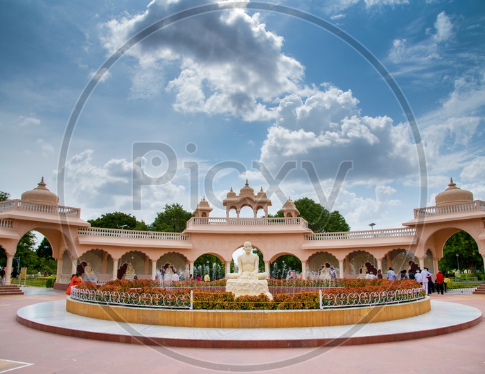 Image of Shri Saint Gajanan Maharaj Sansthan Temple in Shegaon-XP494555 ...