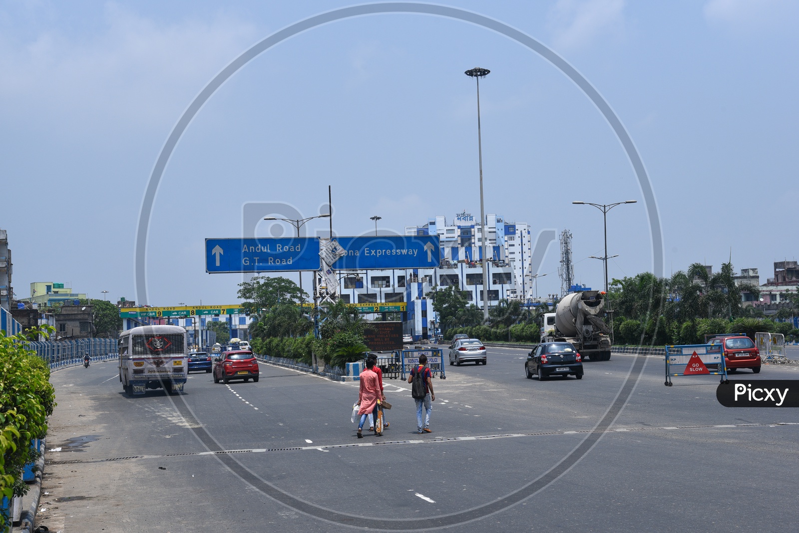 Commuting Vehicles On the Kona Expressway in Kolkata
