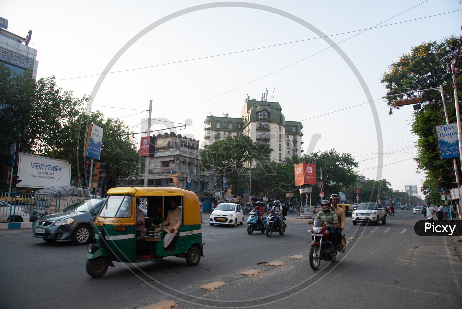 Commuting Vehicles on the Tollygunge   Circular Road in Kolkata City