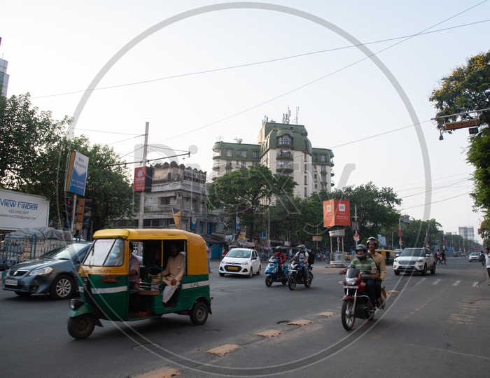 Commuting Vehicles on the Tollygunge   Circular Road in Kolkata City