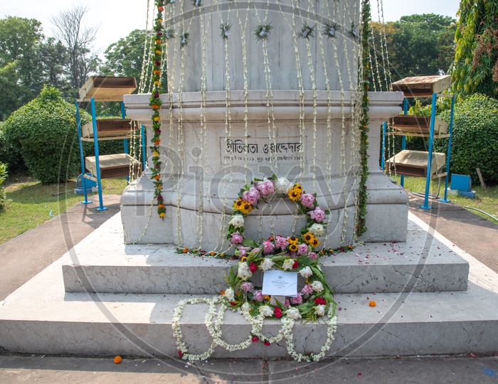 Flower Bokeh At P T Latha Memorial Statue