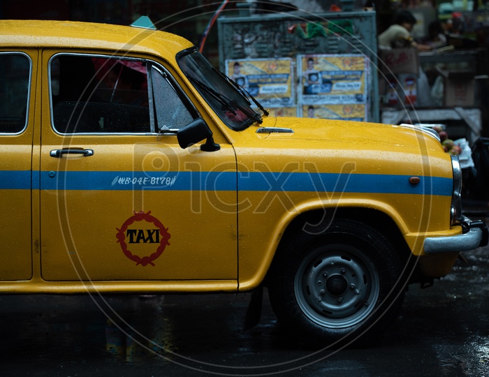 Yellow Cabs Or taxis  Running On the Roads Of Howrah in Heavy Rain Due To Cyclone  Fani