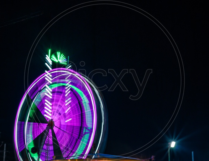 Long exposure of a giant wheel in the carnival