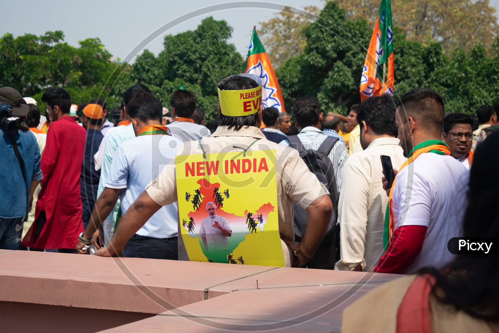 A man having a banner to support Bhartiya Janta Party(BJP)
