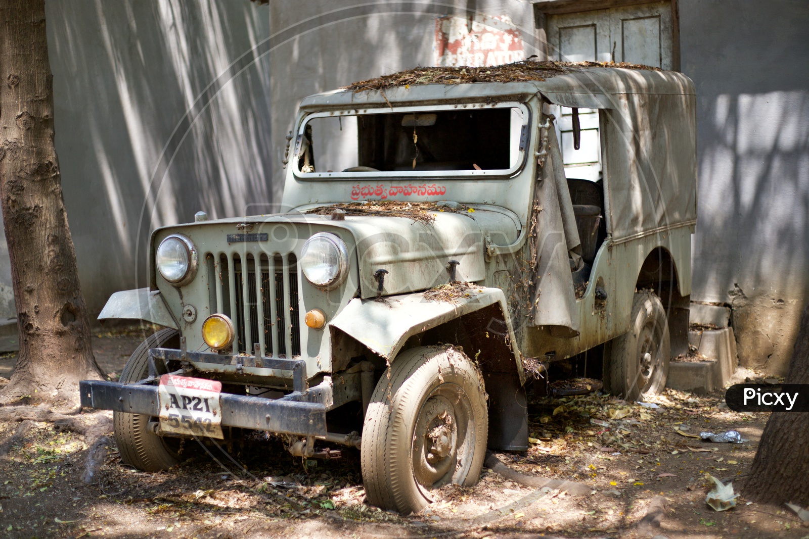 Image of An old jeep.-NB699088-Picxy