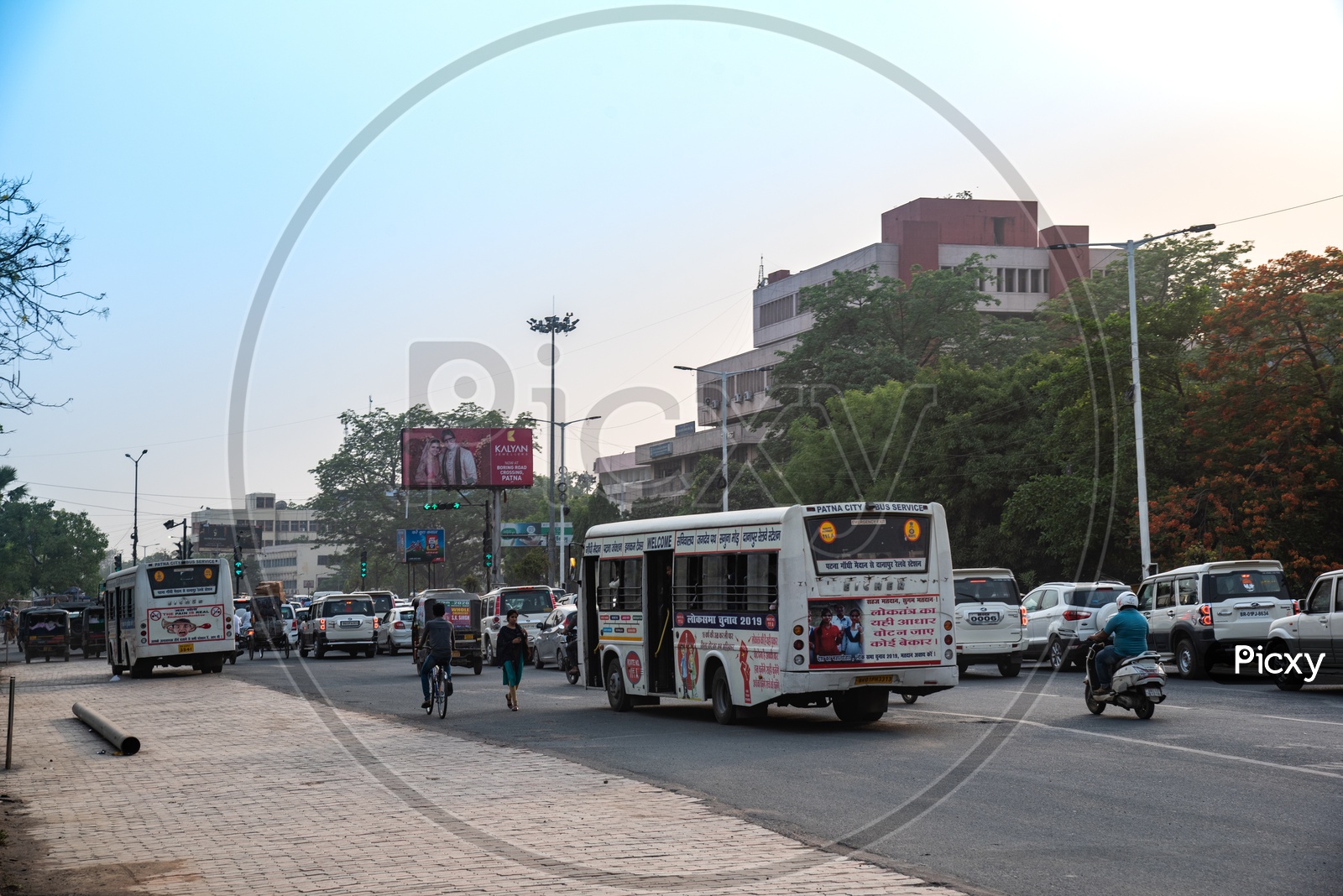 Image of Commuting Vehicles On the Bailey Road , PatnaOZ884813Picxy