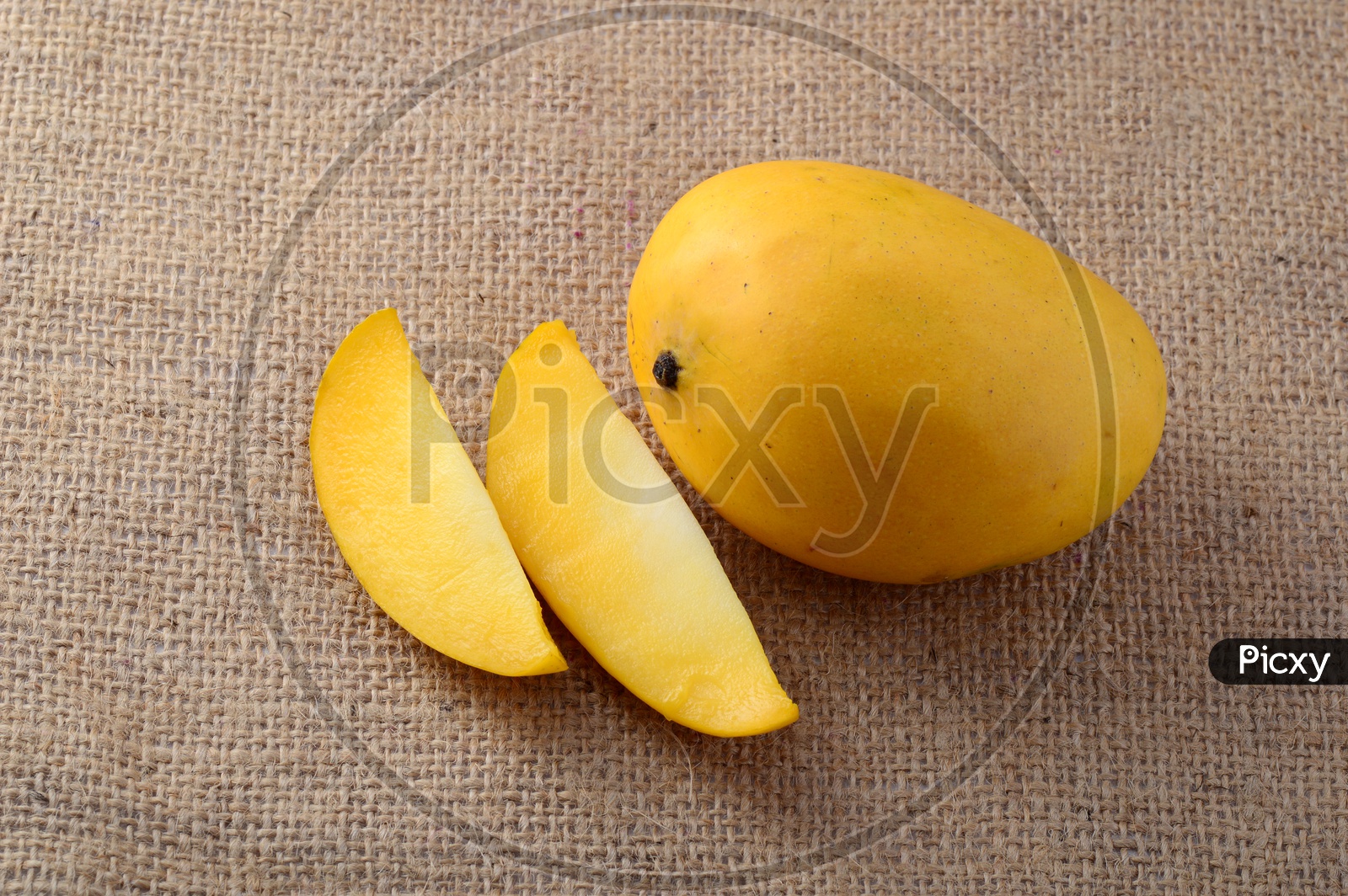 Image of Fresh Ripen Mangoes And Mango Slices On a Sack Cloth ...