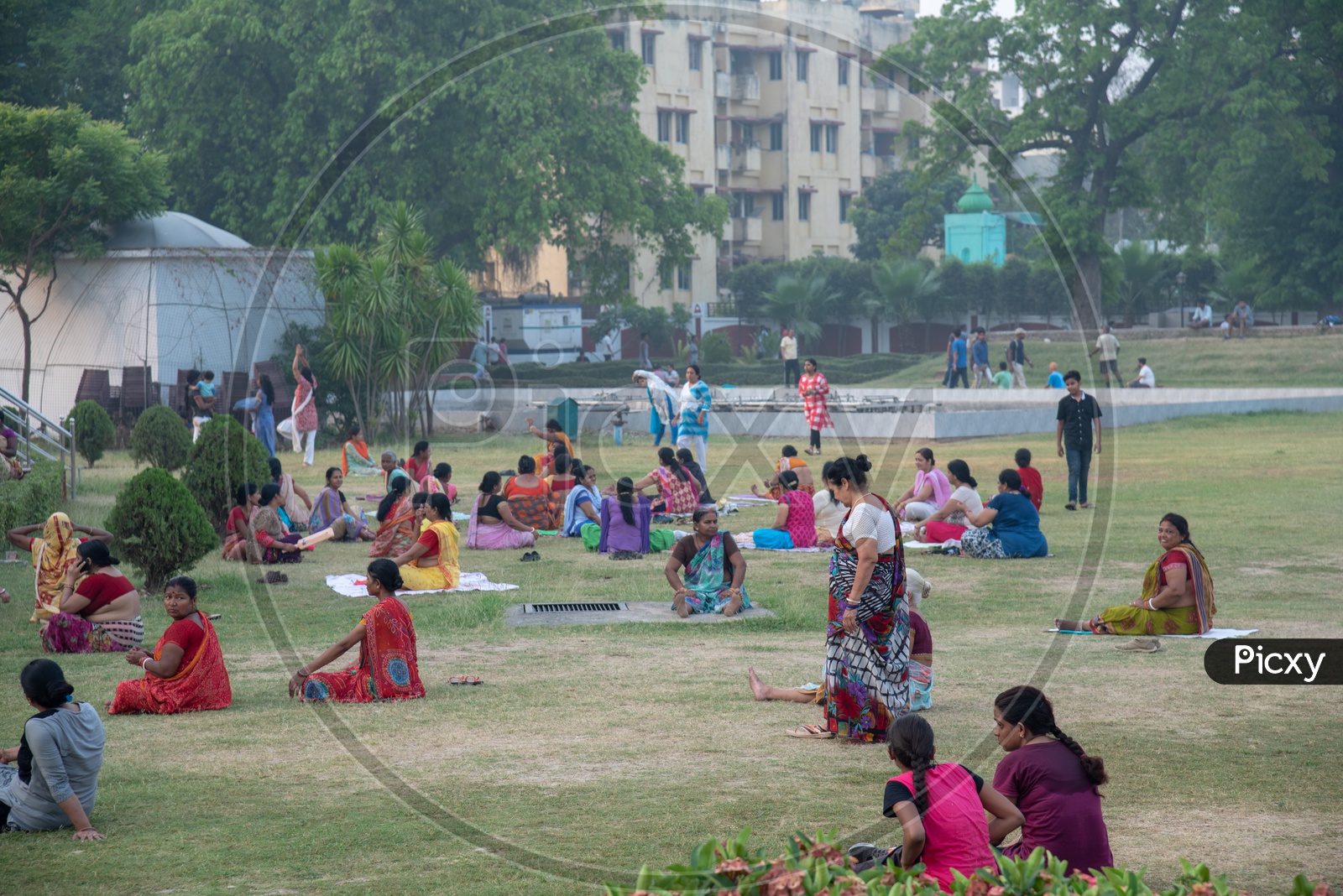Visitors in the Golghar Park , Patna