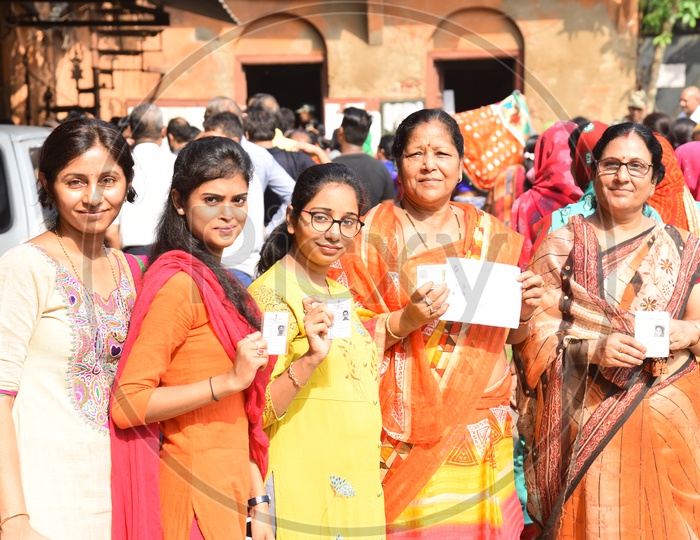 Woman Voters Standing In Queue Lines For Casting Their Votes In Lok Sabha  General Elections 2019  in West Bengal