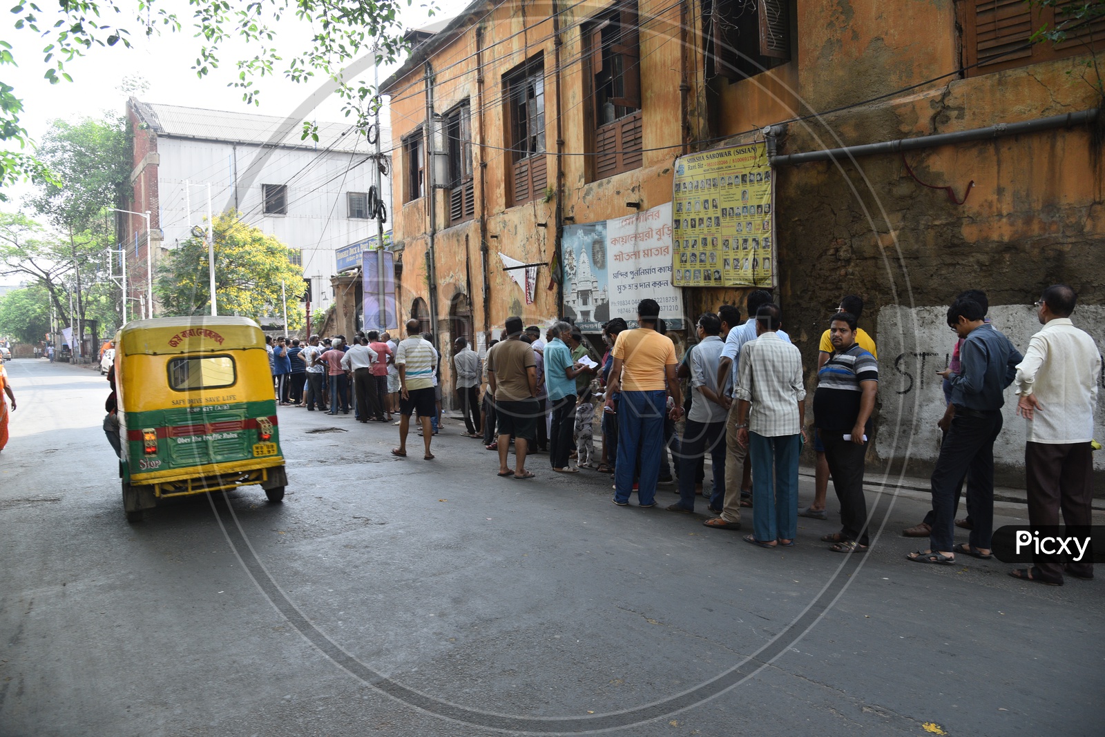 Voters Standing In Queue Lines For Casting Their Votes In Lok Sabha  General Elections 2019  in West Bengal