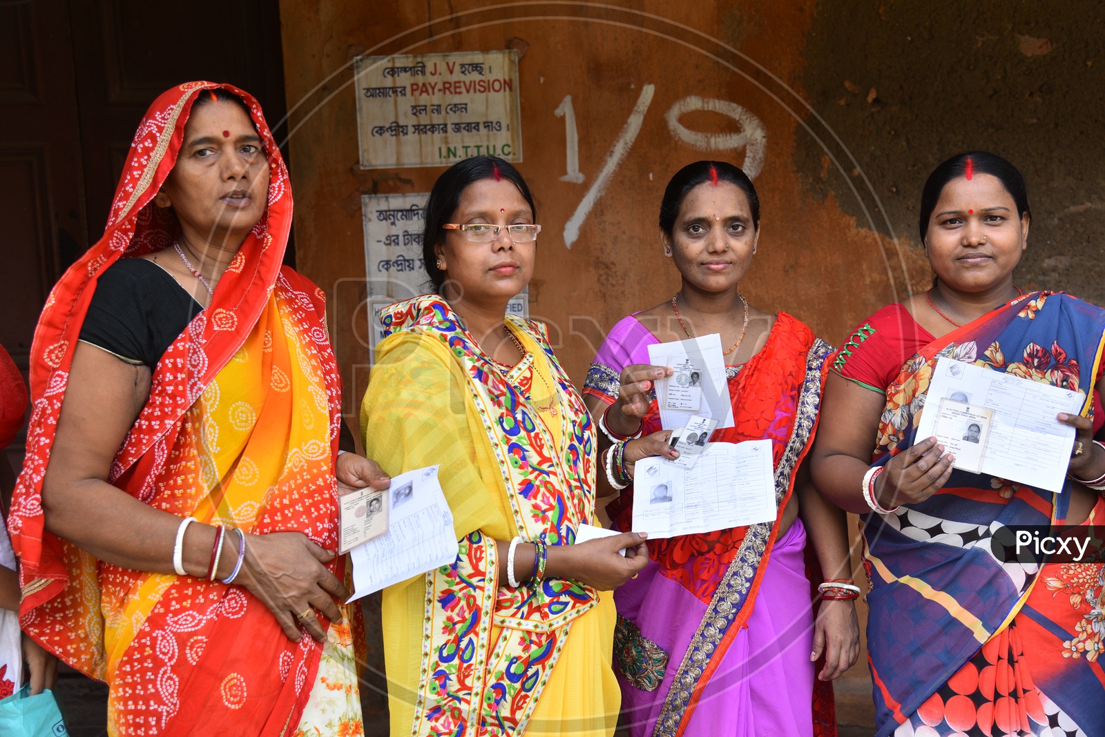 Woman Voters Standing In Queue Lines For Casting Their Votes In Lok Sabha  General Elections 2019  in West Bengal