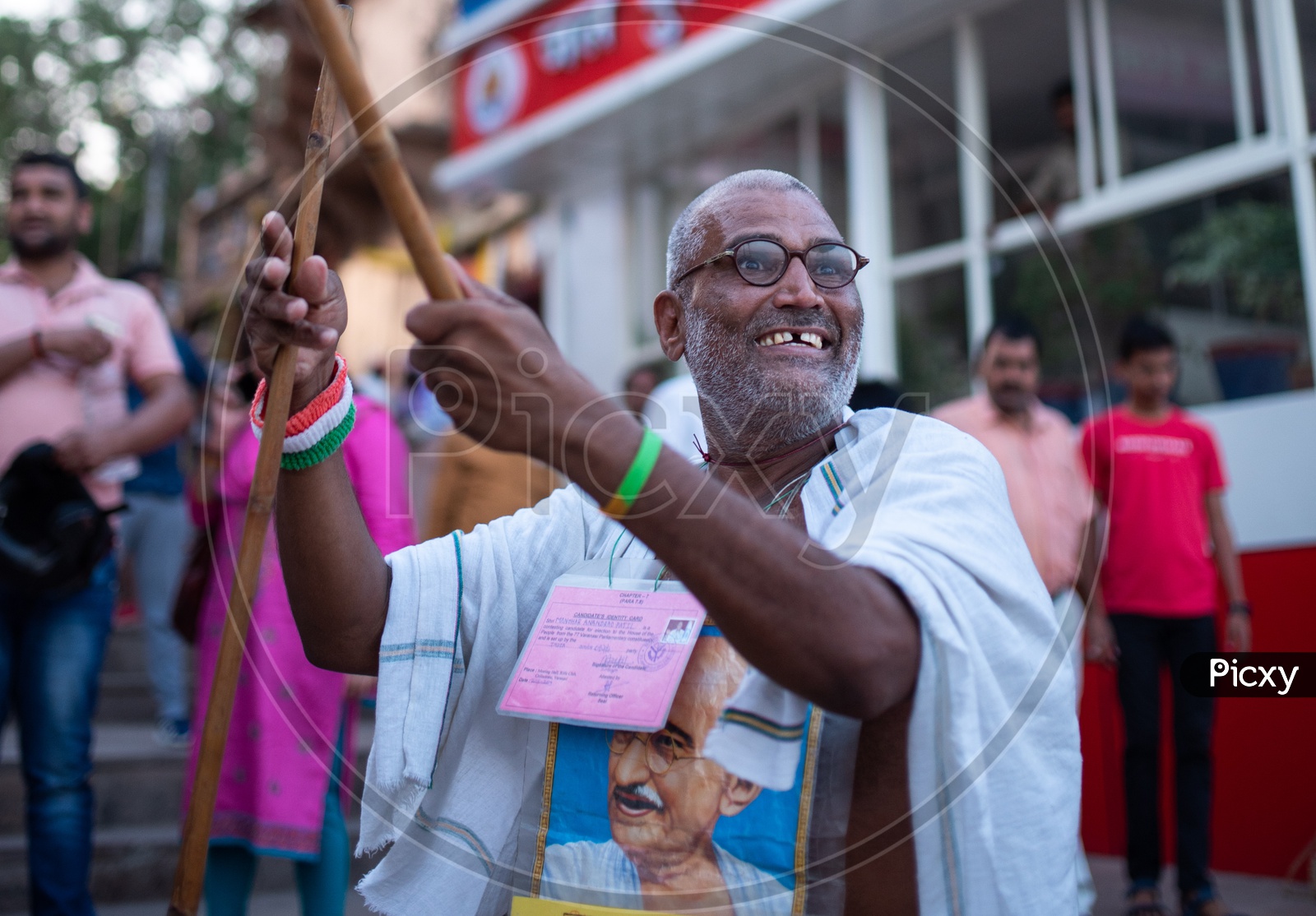 Manohar Anand Rao Patil , An ex -Army Man Who Is Spreading Message Of Peace  And Dancing and  Self Campaigning Himself For  Lok  Sabha Elections  2019