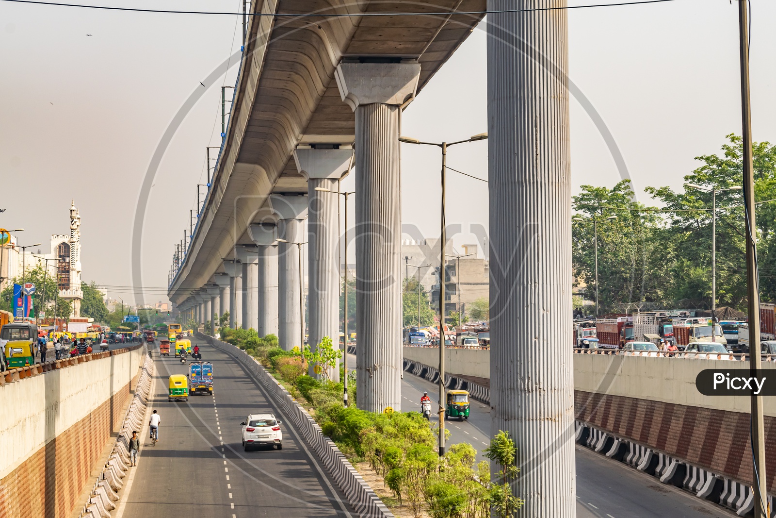Yellow line of metro passing above the national highway 44, Delhi