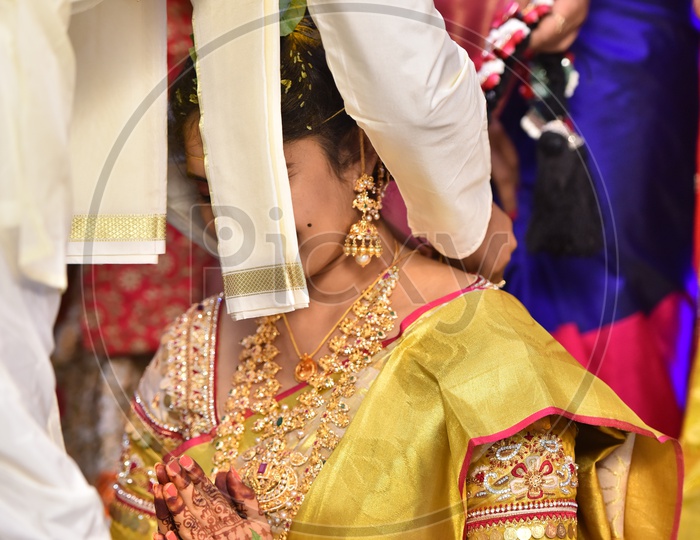Bridegroom Tie Mangalasutra or Thali To Bride In Telugu Wedding or Marriage