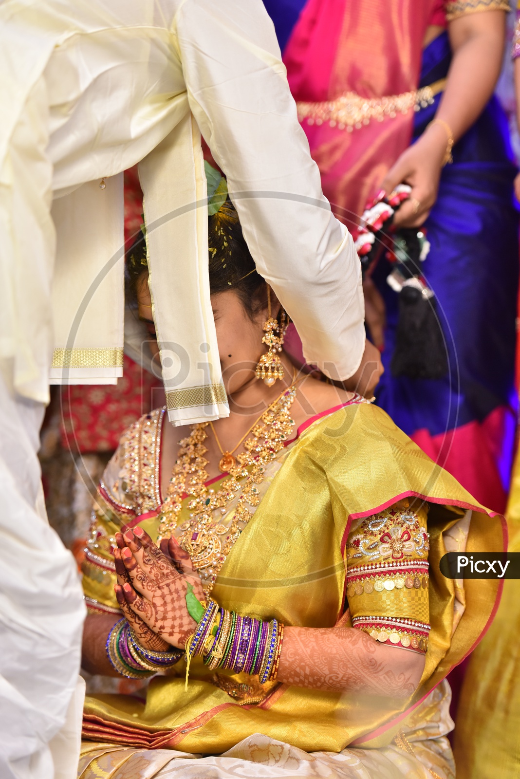 Bridegroom Tie Mangalasutra or Thali To Bride In Telugu Wedding or Marriage