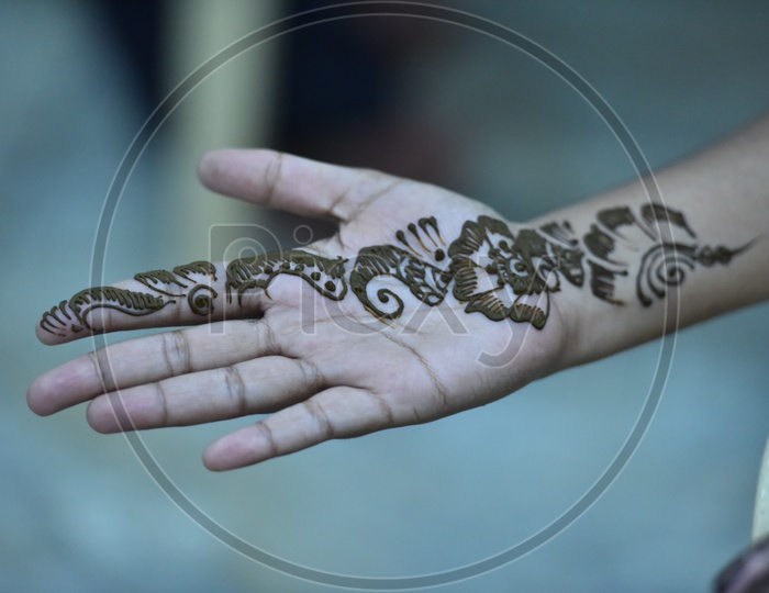 Mehandi  Hands  Closeup  In  Indian Wedding