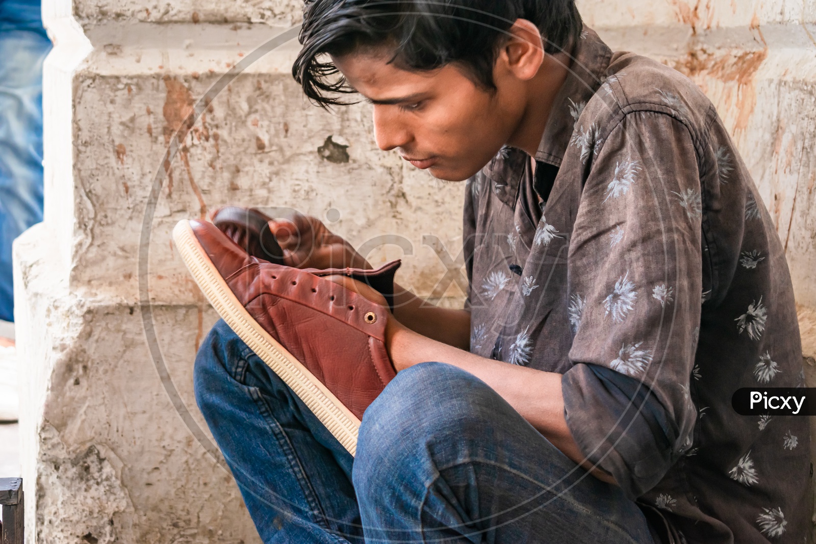 Cobbler(Mochi) applying shoe polish on shoes