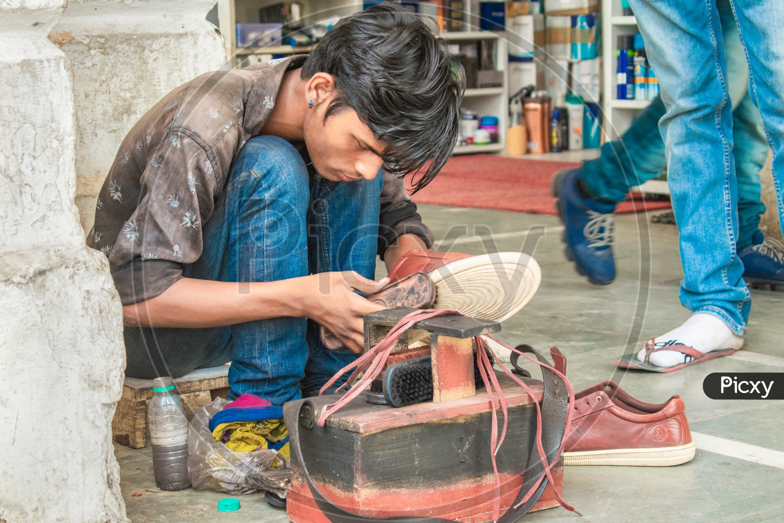 Image of Cobbler(Mochi) applying shoe polish on shoes-MI137861-Picxy