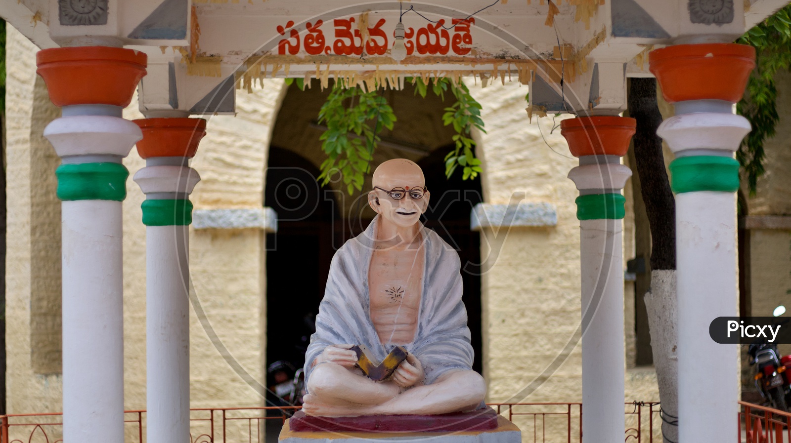 Mahatma Gandhi statue with Satyameva jayathe.