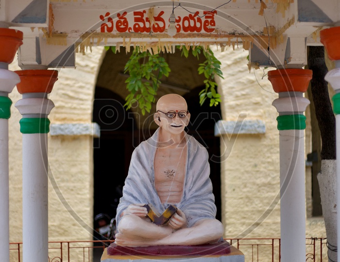 Mahatma Gandhi statue with Satyameva jayathe.