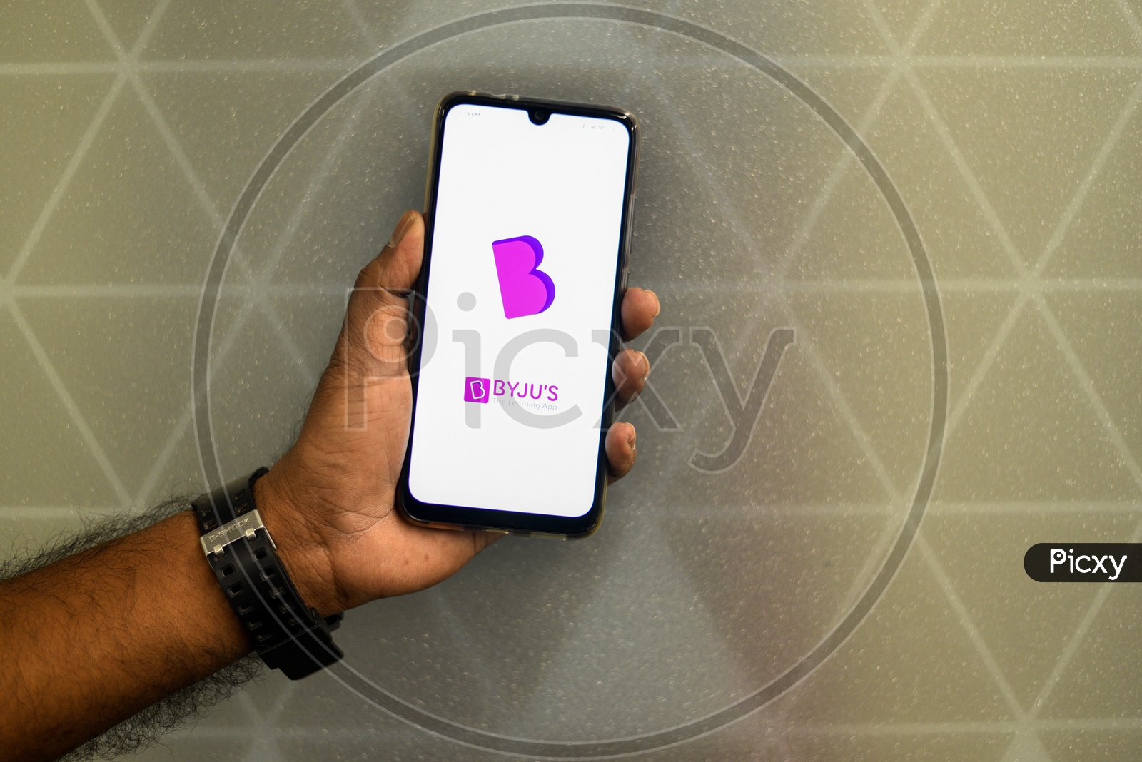 BYJUS OR BYJU'S The Learning  App Using  on Smartphone Or Mobile screen  Closeup