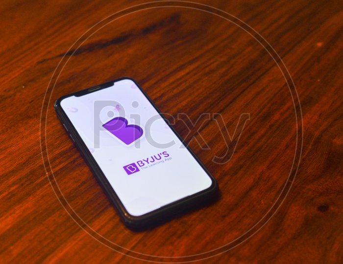 BYJUS OR BYJU'S The Learning  App Using  on Smartphone Or Mobile screen  Closeup
