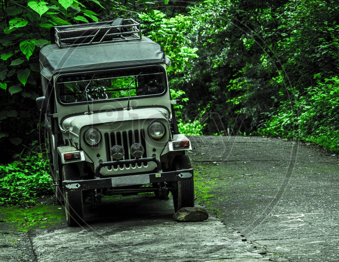 The tourist jeep in the edakkal caves.