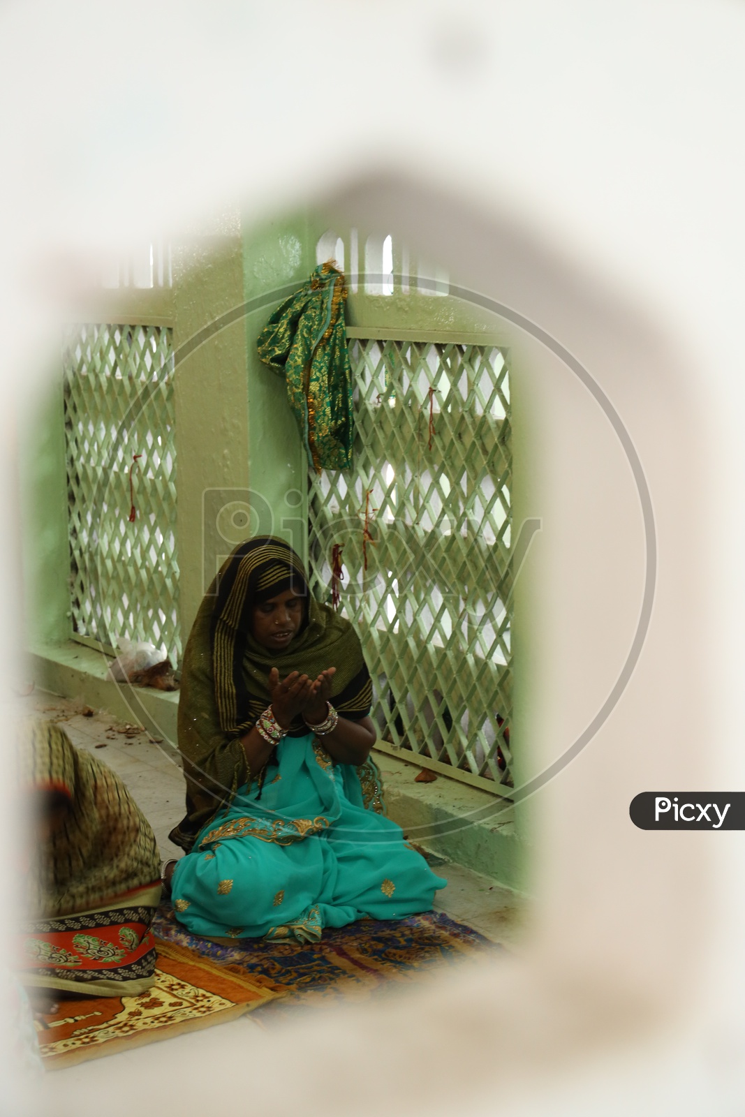 So emotionally lady praying at Jahangir Peer Dargah