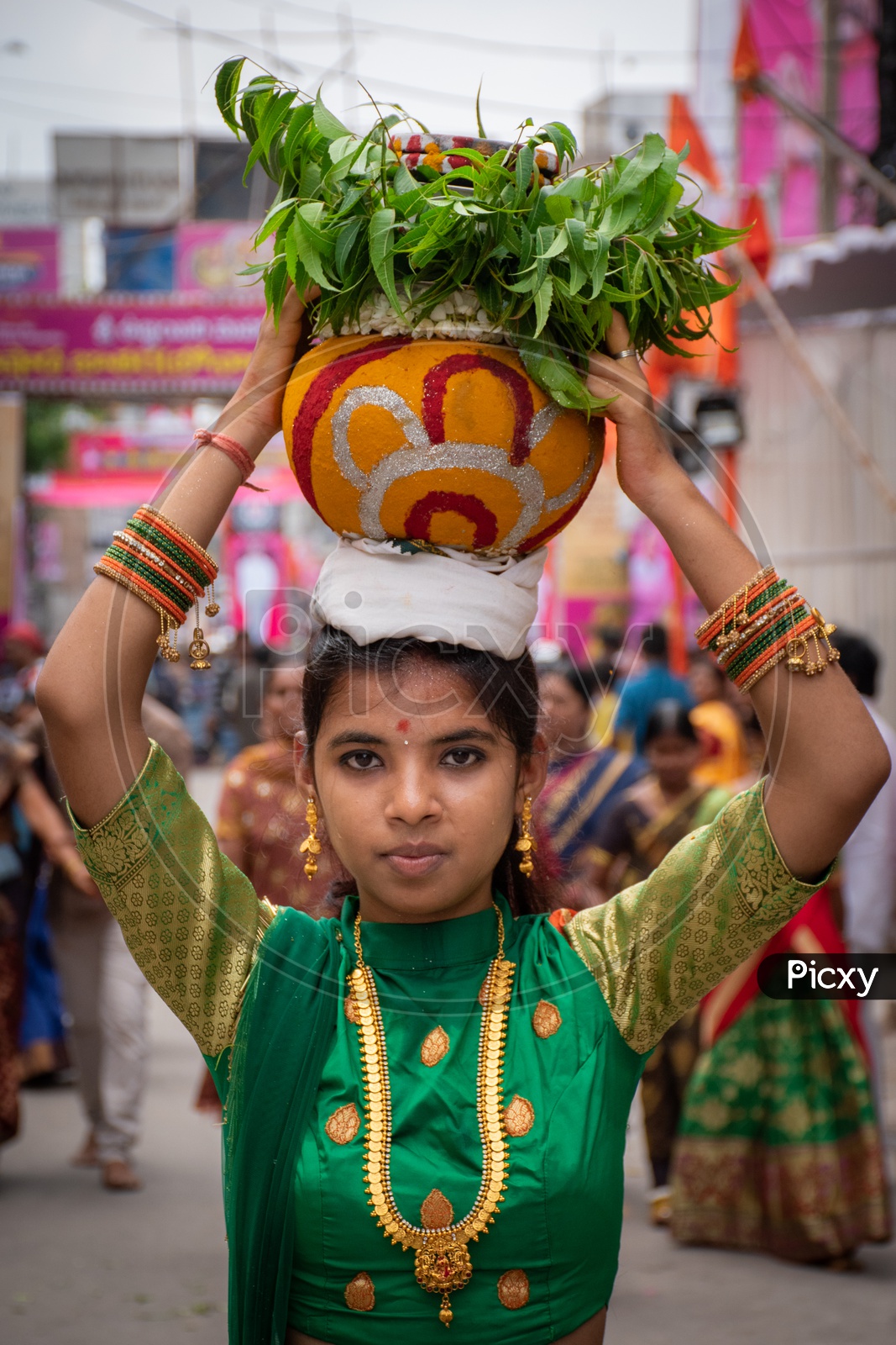 Image of Teenage girl carrying bonalu.-GK955526-Picxy