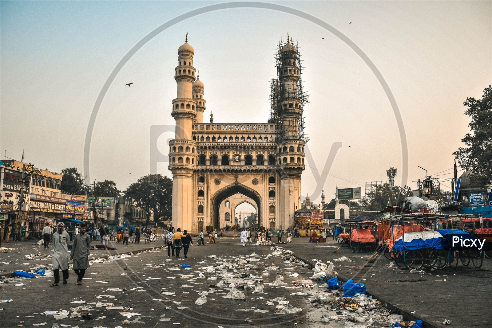 Trash on road opposite to Charminar