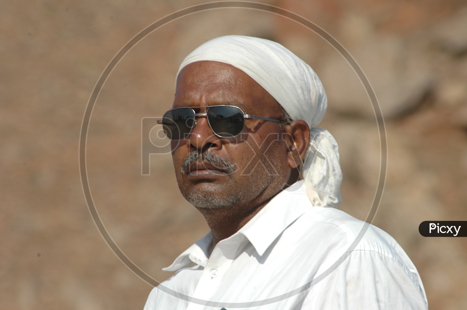 Man in turban and sunglasses using smart | ID: 108189812