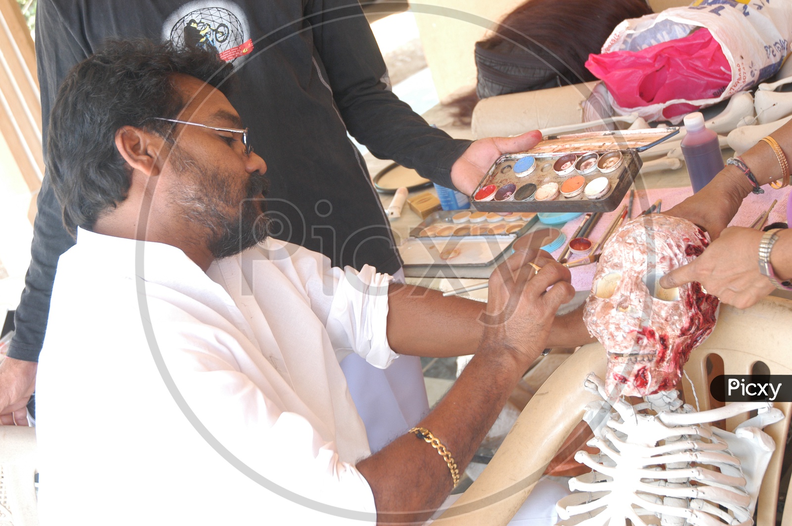 Artist preparing a dummy Skeleton