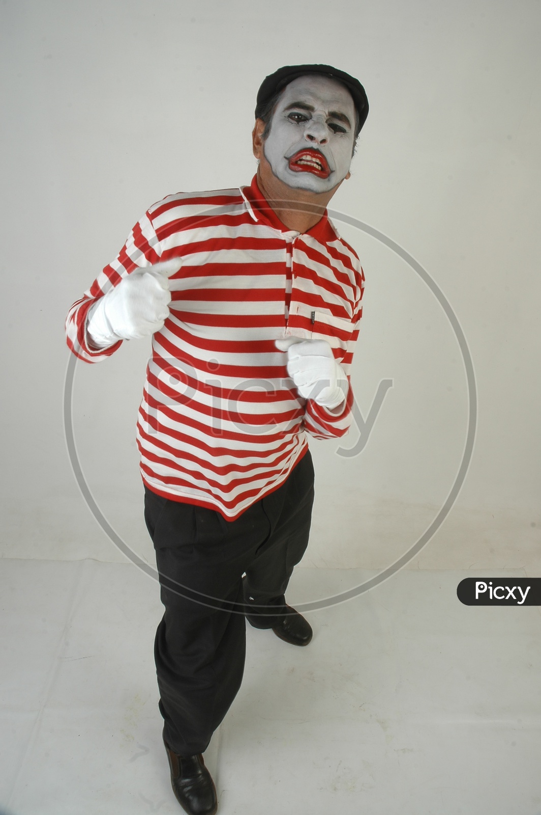 image-of-mime-artist-with-expressions-ec230831-picxy