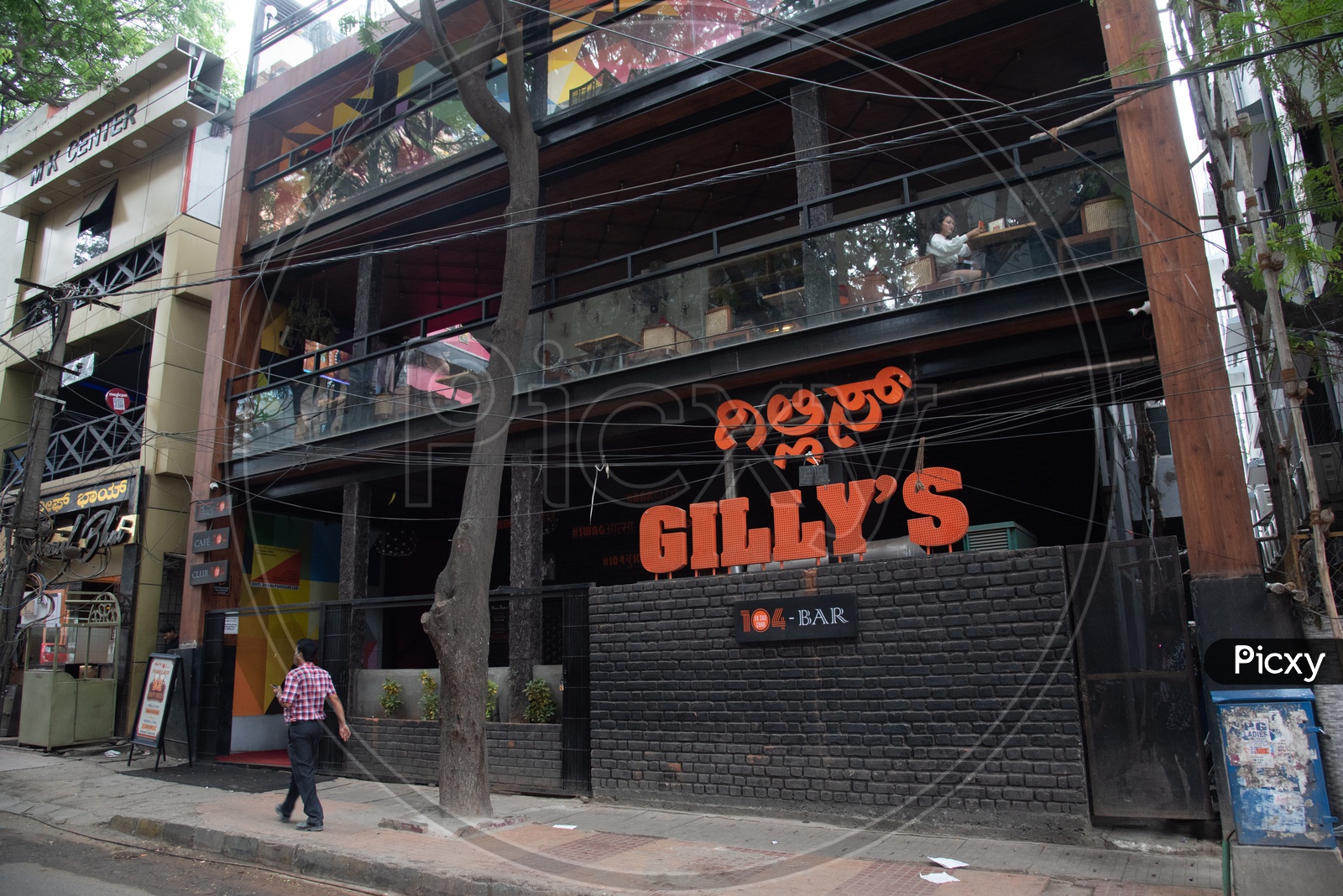 Gilly's 104 Bar and Restaurant
