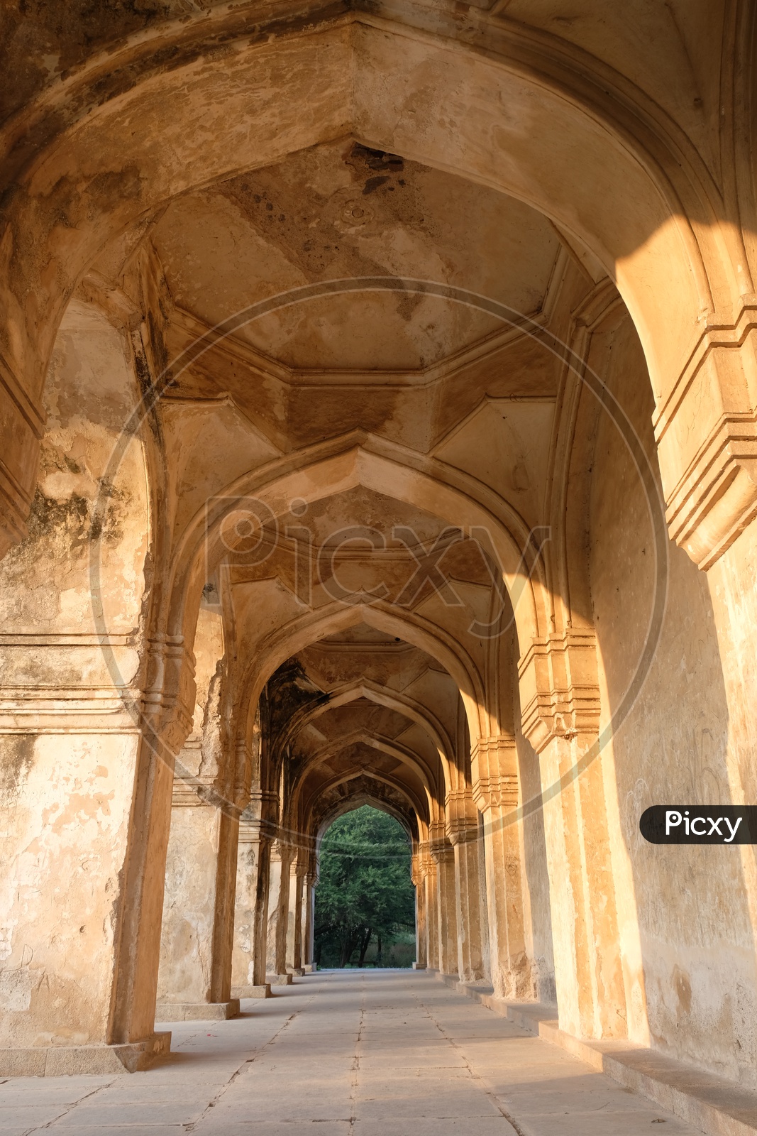 architecture Of Qutub Shahi Tombs  With Corridors  And Arches