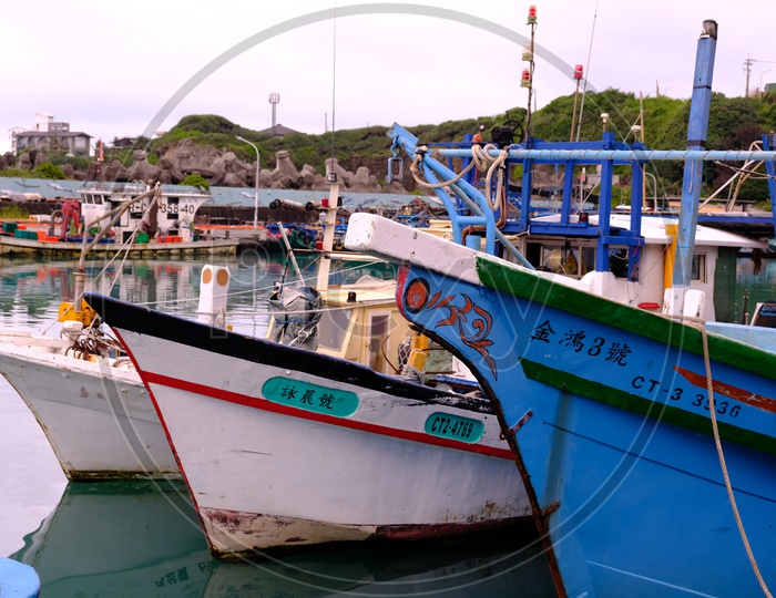 Boats tied to the anchor by the Shih Tie Fishing Port