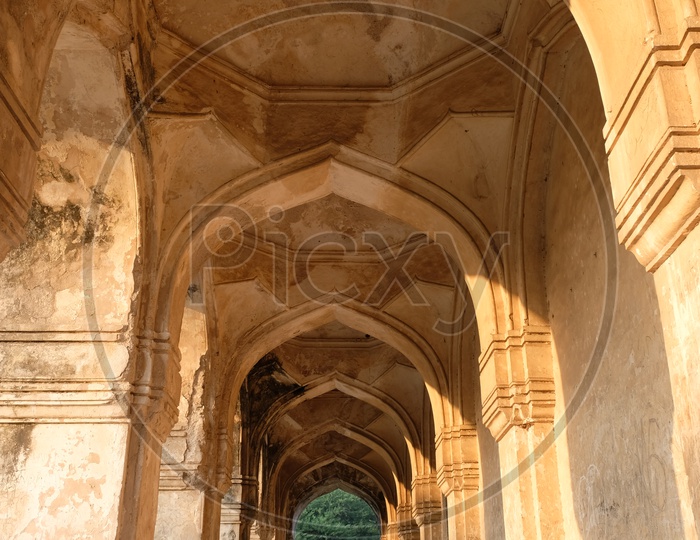 architecture Of Qutub Shahi Tombs  With Corridors  And Arches
