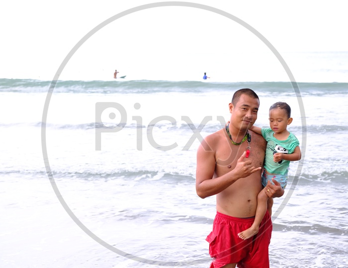A Taiwanese Man with his kid at Dulan Beach