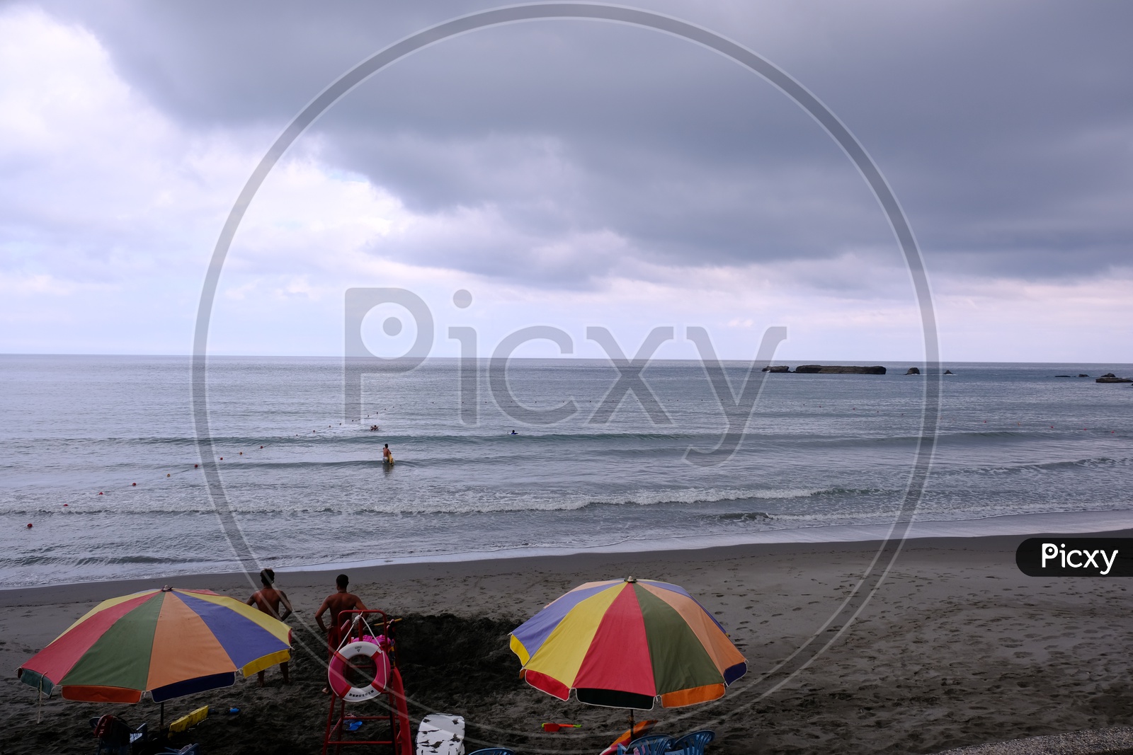 Tourists with beach beds and umbrellas at Qixingtan Beach