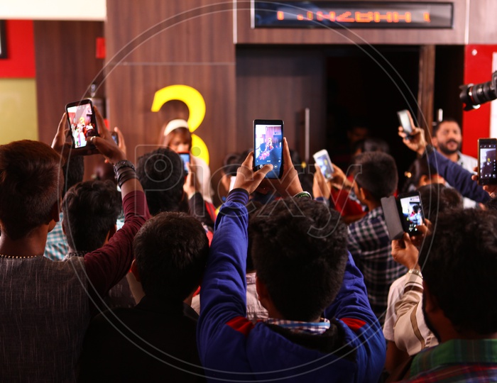 Crowd Capturing in Smartphones Mobiles at a Theater